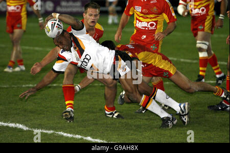 Bradford Bulls' Stanley Gene scores a try past Catalans' Gregory Mounis and Adel Fellous (R) during the engage Super League match at Odsal Stadium, Bradford. Stock Photo