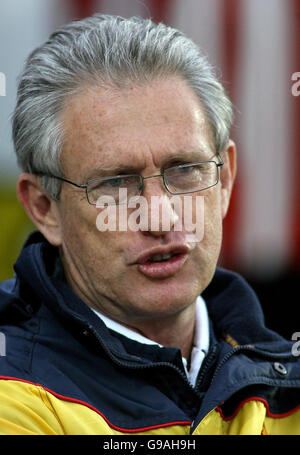 Catalans coach David Waite during the engage Super League match against Bradford Bulls at Odsal Stadium, Bradford. Stock Photo