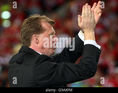 Middlesbrough manager Steve McClaren applauds the fans after losing against Sevilla in the UEFA Cup Final at PSV Stadion, Eindhoven, Netherlands. Stock Photo
