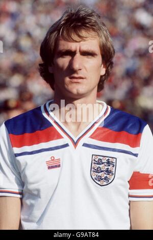 Soccer - World Cup Qualifier - Group Four - Romania v England. Phil Thompson, England Stock Photo