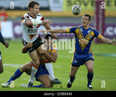 Bradford's Stuart Fielden off loads the ball despite a tackle from Leeds' Chev Walker and Danny McGuire (right) during the Engage Super League match at Odsal Stadium, Bradford. Stock Photo