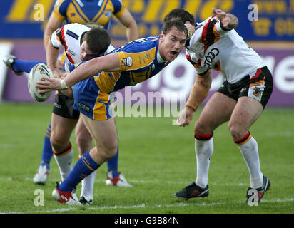 Leeds's Gareth Eliis off loads under pressure from Bradford's Ben Harris and Paul Johnson (right) during the Engage Super League match at Odsal Stadium, Bradford. Stock Photo