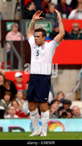 England team captain Robbie Williams, during the UNICEF Soccer Aid charity football match, at Old Trafford, Manchester. Stock Photo