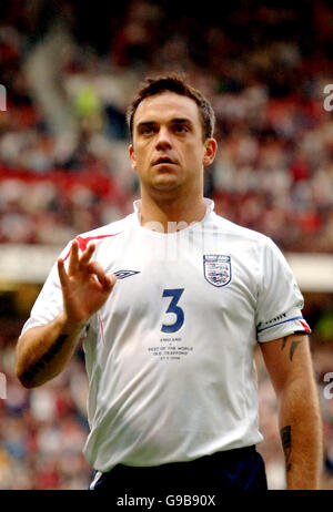 England team captain Robbie Williams, during the UNICEF Soccer Aid charity football match, at Old Trafford, Manchester. Stock Photo