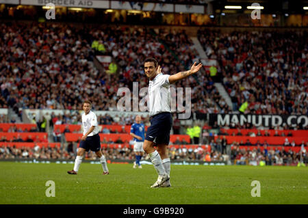 England team captain Robbie Williams in action against the Rest of the World, during the UNICEF Soccer Aid charity football match, at Old Trafford, Manchester. Stock Photo