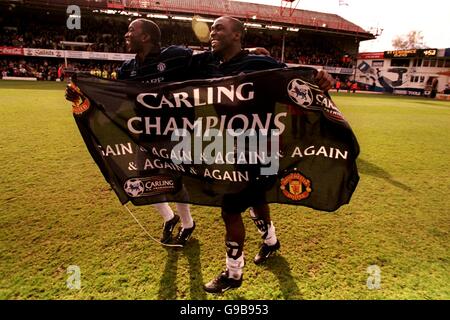 Soccer - FA Carling Premiership - Southampton v Manchester United. Manchester United Dwight Yorke and Andy Cole celebrate winning the FA Carling Premiership Stock Photo