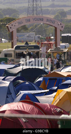 SHOWBIZ Festival. Festival goers arrive at Seaclose Park in Newport, on the eve of the Isle of Wight Festival. Stock Photo