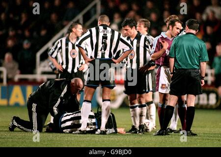 West Ham United's captain Paolo Di Canio has words with his old friend Referee Paul Alcock after a nasty challenge on Kieron Dyer Stock Photo