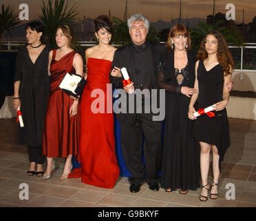 AP OUT: Director Pedro Almodovar with his award for Best Screenplay for his film Volver and the Best Actresses (left-right) Yohana Cobo, Carmen Maura, Penelope Cruz, Lola Duenas and Blanca Portillo, at the 59th Cannes Film Festival from the Palais des Festival, Cannes, France. Stock Photo
