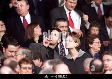 Soccer - FA Carling Premiership - Manchester United v Chelsea. Manchester United's new signing Ruud Van Nistelrooy watches the game, with his girlfriend Leontien, from the stands Stock Photo