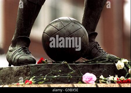 Flowers at the feet of the statue of Sir Stanley Matthews, who died this week Stock Photo