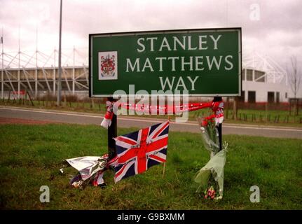 Soccer - Sir Stanley Matthews' Funeral - Stoke. Fans pay tribute to Sir Stanley Matthews Stock Photo