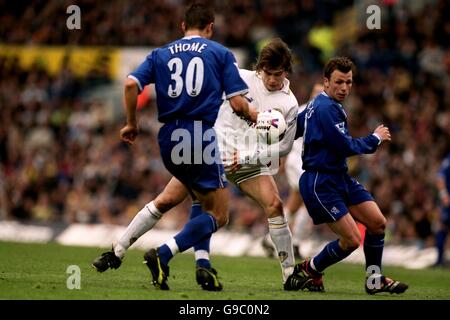 Soccer - FA Carling Premiership - Leeds United v Chelsea. Leeds United's Harry Kewell (c) controls the ball with his arm as Chelsea's Emerson Thome (l) and Jody Morris (r) watch Stock Photo