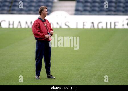 Soccer - UEFA Champions League - Quarter Final Second Leg - Barcelona v Chelsea - Barcelona Training. Barcelona manager Louis van Gaal watches his players train at the Nou Camp stadium Stock Photo