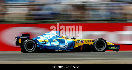 AUTO Silverstone. Spain's Fernando Alonso in his Renault goes through Club during the British Grand Prix at Silverstone. Stock Photo