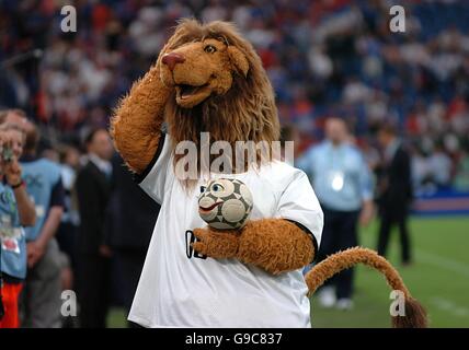Soccer - 2006 FIFA World Cup Germany - Group C - Argentina v Serbia & Montenegro - AufSchalke Arena. 2006 FIFA World Cup Germany official mascot Goleo VI and Pille Stock Photo