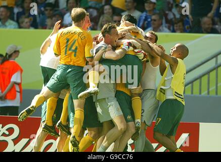 Tim cahill australia 2006 hi-res stock photography and images - Alamy