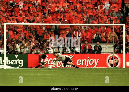 Italy goalkeeper Francesco Toldo saves Holland's Paul Bosvelt's penalty, to put his team through to the final Stock Photo