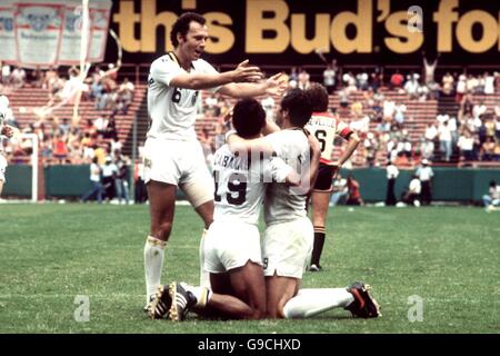 New York Cosmos' Giorgio Chinaglia (r) celebrates with teammates Roberto Cabanas (c) and Franz Beckenbauer (r) Stock Photo