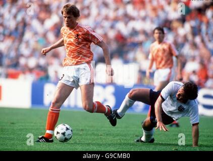 Soccer - European Championships - Euro 88 West Germany - Group Two - Netherlands v England - Rheinstadion Stock Photo