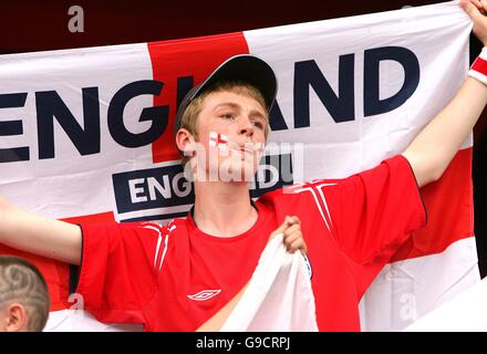 Soccer - 2006 FIFA World Cup Germany - Group B - England v Trinidad & Tobago - Franken-Stadion. England fans prepare for the game Stock Photo