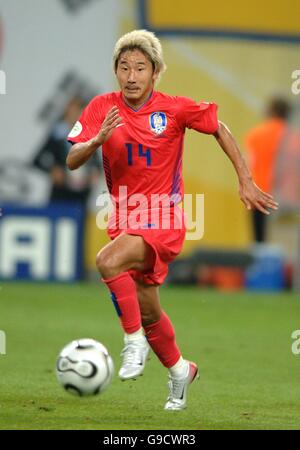 Soccer - 2006 FIFA World Cup Germany - Group G - France v South Korea - Zentralstadion. Chun-Soo Lee, South Korea Stock Photo