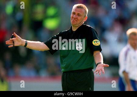Soccer - Euro 2000 - Group D - Czech Republic v France. English referee Graham Poll during today's match Stock Photo