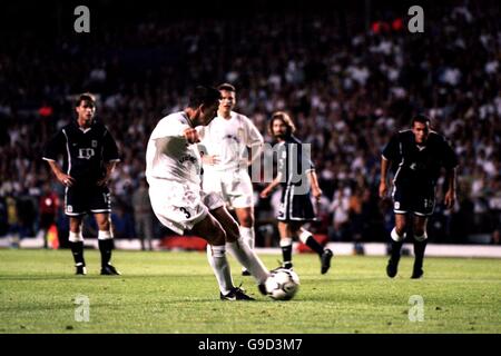 European Soccer - UEFA Champions League - Third Qualifying Round - First Leg - Leeds United v TSV Munich. Leeds United's Ian Harte scores the second goal of the game from the penalty spot Stock Photo