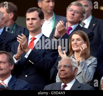 Soccer - 2006 FIFA World Cup Germany - Second Round - Spain v France - AWD Arena. Crown Prince Felipe and Princess Letizia of Spain applaud the teams onto the pitch Stock Photo