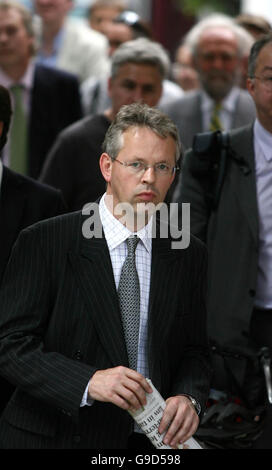 David Bermingham joins protesters in a march to the Home Office, in central London. Mr Bermingham is one of three British bankers who have been ordered to be extradited to the United States on Enron-related fraud charges. Stock Photo