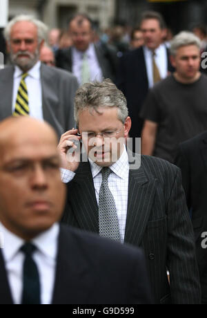 David Bermingham (centre) joins protesters in a march to the Home Office, in central London. Mr Bermingham is one of three British bankers who have been ordered to be extradited to the United States on Enron-related fraud charges. Stock Photo