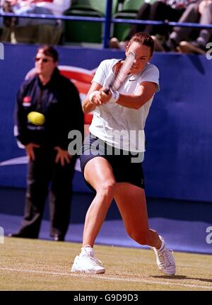 Tennis - Direct Line International Championships - Eastbourne. Lindsay Davenport returns to Jana Kandarr Stock Photo