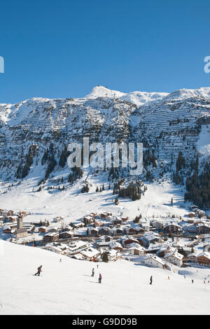 Skiers, snowboarders on a ski slope, Lech am Arlberg, Vorarlberg, Austria, Europe Stock Photo