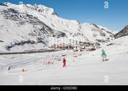 Snowboarders on the slope, Zuers am Arlberg, Vorarlberg, Austria, Europe Stock Photo