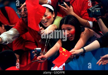 Sydney 2000 Olympics - Table Tennis - Men's Singles Final. China fans cheer on eventual Gold medalist Linghui Kong Stock Photo