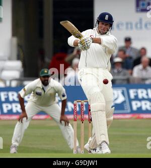 Cricket - Third npower Test match - England v Pakistan - Headingley - Day One. England's Marcus Trescothick in action during the first day of the Third npower Test match against Pakistan at Headingley, Leeds.