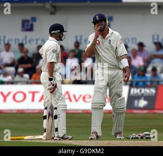 England's Kevin Pietersen (right) grimaces with pain as he shows Ian Bell his injured left hand and elbow during the first day of the Third npower Test match against Pakistan at Headingley, Leeds. Stock Photo