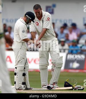England's Kevin Pietersen (right) grimaces with pain as he shows Ian Bell his injured left hand and elbow during the first day of the Third npower Test match against Pakistan at Headingley, Leeds. Stock Photo