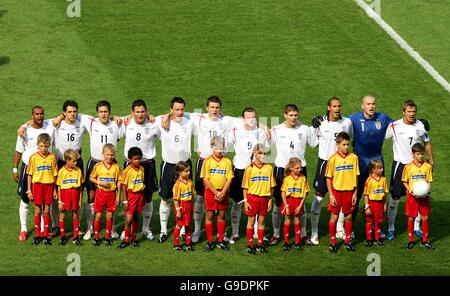 Soccer - 2006 FIFA World Cup Germany - Second Round - England v Ecuador - Gottlieb-Daimler-Stadion. The England team line up for the National anthem Stock Photo