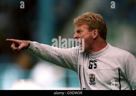 Soccer - FA Carling Premiership - Coventry City v Middlesbrough. Coventry City Manager Gordon Strachan shouts instructions to his players during their 3-1 opening day defeat Stock Photo