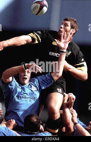 London Wasps' Simon Shaw leaps higher than Bristol's Alex Brown during Wasps' first win of the season Stock Photo