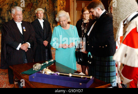 Royal Investiture: Queen presents mace Stock Photo