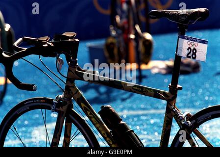 Sydney 2000 Olympics - Men's Triathlon. A cycle waits for its rider outside the Sydney Opera House Stock Photo