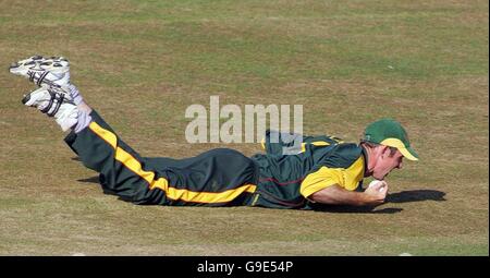 Cricket - Twenty20 Cup quarter-final match - Leicestershire v Kent.. Leicestershire's David Masters catches Kent's Darren Stevens during the Twenty20 Cup quarter-final match at Grace Road, Leicester. Stock Photo