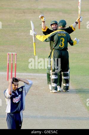 Cricket - Twenty20 Cup quarter-final match - Leicestershire v Kent.. Leicestershire's Darren Maddy and Paul Nixon celebrate defeating Kent in the Twenty20 Cup quarter-final match at Grace Road, Leicester. Stock Photo