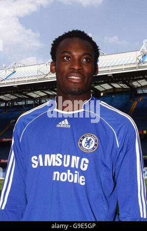 Soccer - Chelsea Kit Launch - Stamford Bridge - London. Chelsea's Michael Essien during a photocall to launch the club's new kit at Stamford Bridge, London. Stock Photo
