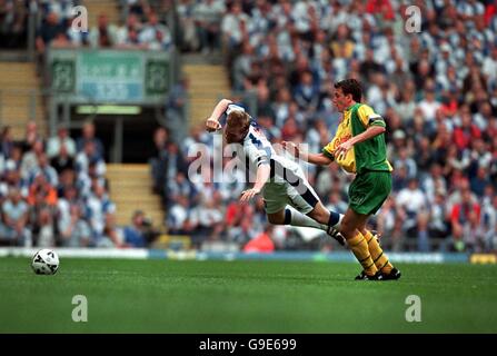 Soccer - Nationwide League Divison One - Blackburn Rovers v Norwich City. Blackburn Rovers' John Curtis and Norwich City's Chris Llewellyn Stock Photo