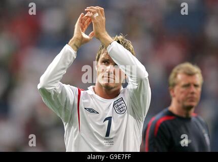Soccer - 2006 FIFA World Cup Germany - Quarter Final - England v Portugal - AufSchalke Arena. England's David Beckham applauds the fans after the match as Steve McClaren watches Stock Photo