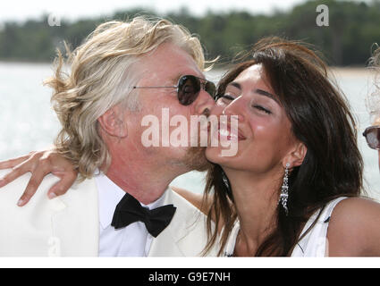 Virgin Atlantic boss Sir Richard Branson and Italian actress Caterina Murino, who plays Solange in the upcoming James Bond film, Casino Royale, in Montego Bay, Jamaica, on the airline's inaugural trip to the isle. Stock Photo