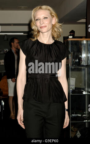 Cate Blanchett arriving for the UK premiere of Little Fish, at the Curzon Soho, central London.Sam Neill and his step-daughter Maiko arrive for the UK premiere of Little Fish, at the Curzon Soho, central London. Picture date: Sunday 16 July, 2006. Photo credit should read: Yui Mok/PA. Stock Photo